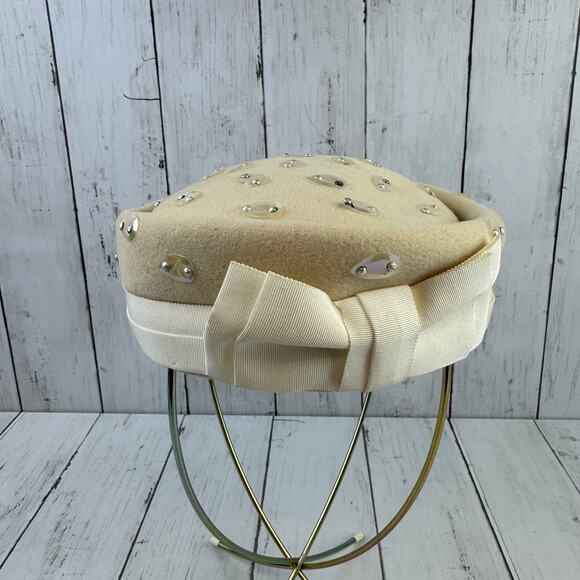 VTG 60's Janyth Roy Glenover Ivory Faum Tra Felt Pillbox Hat With Satin Bow - Picture 1 of 16